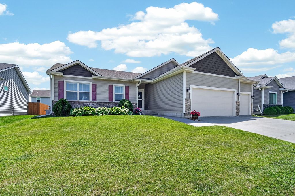 9774 Cedarwood Drive, West Des Moines, IA 50266