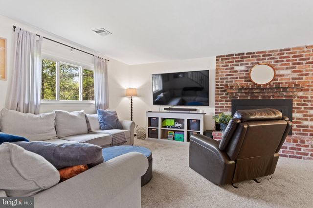 1102 DAY STAR DR, Harrisburg, PA 17111