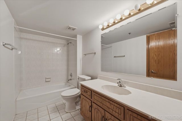 9050 Del Prado Drive 1S, Palos Hills, IL 60465