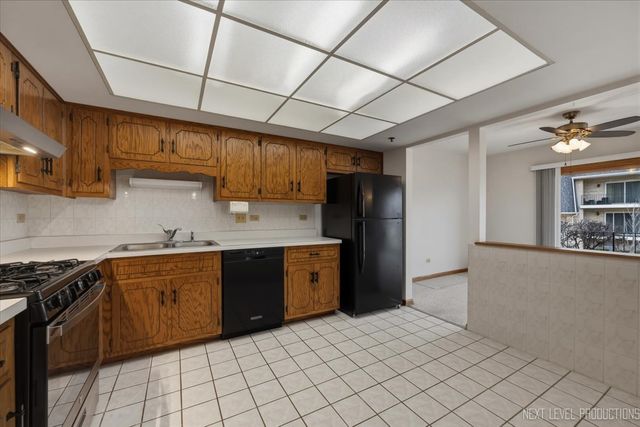 9050 Del Prado Drive 1S, Palos Hills, IL 60465