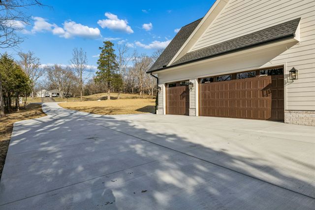 671 Baker Rd, Columbia, TN 38401