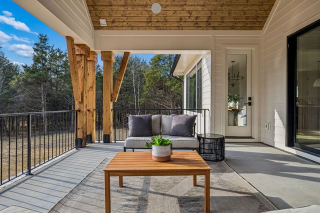 671 Baker Rd, Columbia, TN 38401