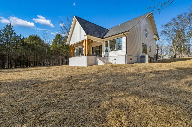 671 Baker Rd, Columbia, TN 38401