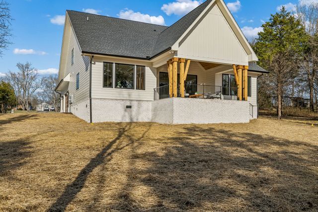 671 Baker Rd, Columbia, TN 38401