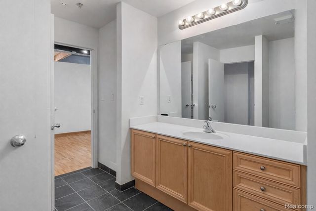 200 River Place Drive 33, Detroit, MI 48207