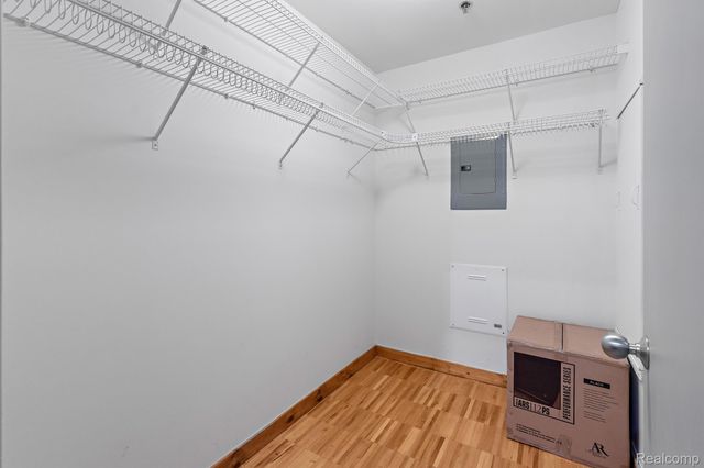 200 River Place Drive 33, Detroit, MI 48207