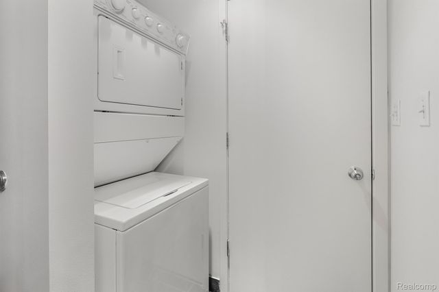 200 River Place Drive 33, Detroit, MI 48207