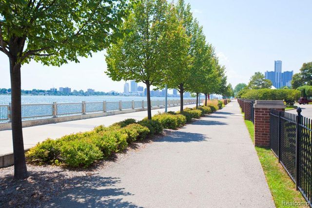 200 River Place Drive 33, Detroit, MI 48207