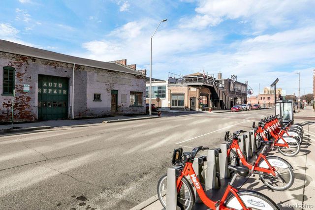 200 River Place Drive 33, Detroit, MI 48207