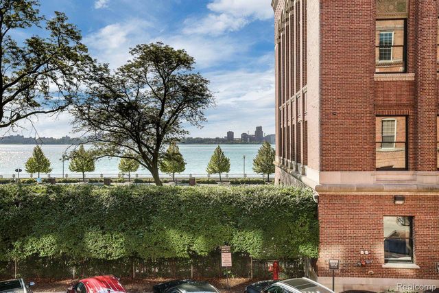 200 River Place Drive 33, Detroit, MI 48207