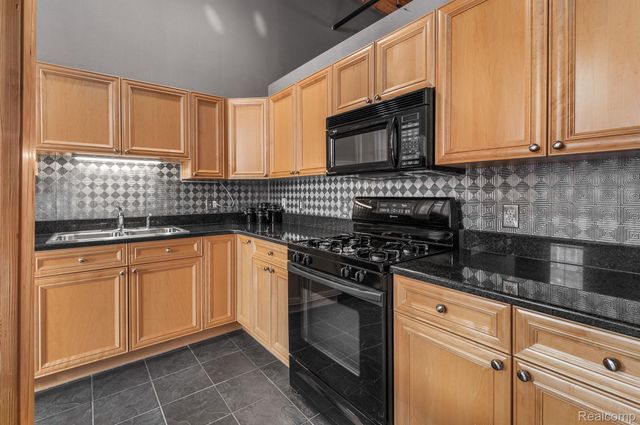 200 River Place Drive 33, Detroit, MI 48207