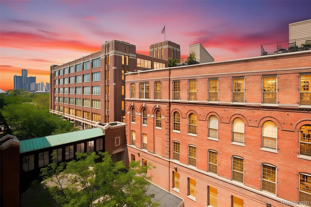 200 River Place Drive 33, Detroit, MI 48207