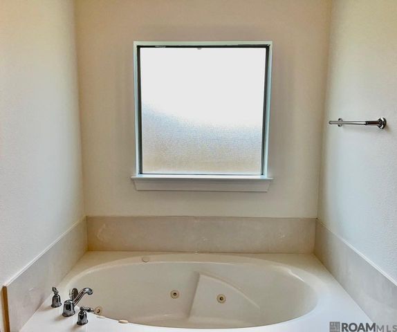 41152 New Orleans Dr, Sorrento, LA 70778