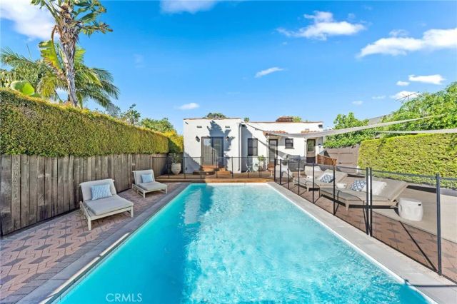 6160 San Vicente Boulevard, Los Angeles, CA 90048