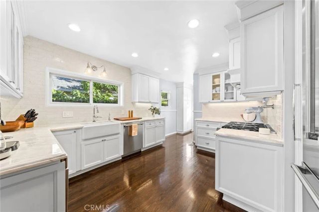 6160 San Vicente Boulevard, Los Angeles, CA 90048