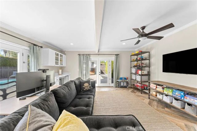 6160 San Vicente Boulevard, Los Angeles, CA 90048