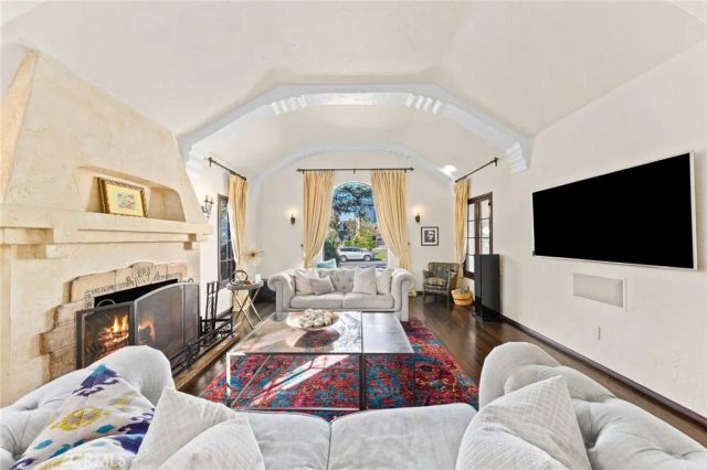 6160 San Vicente Boulevard, Los Angeles, CA 90048