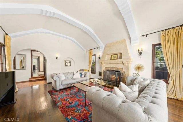 6160 San Vicente Boulevard, Los Angeles, CA 90048