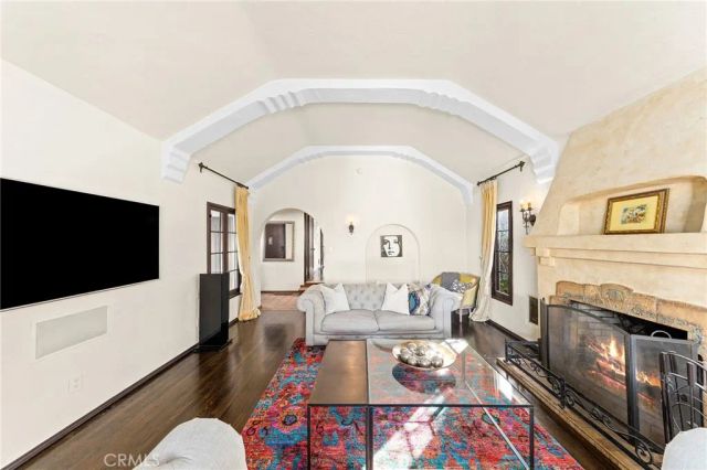 6160 San Vicente Boulevard, Los Angeles, CA 90048