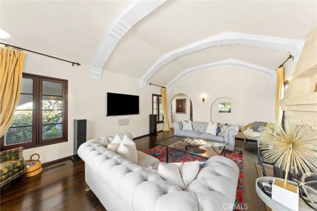 6160 San Vicente Boulevard, Los Angeles, CA 90048