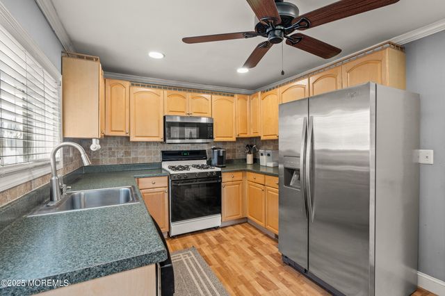 560 W Lincoln Avenue, Oakhurst, NJ 07755