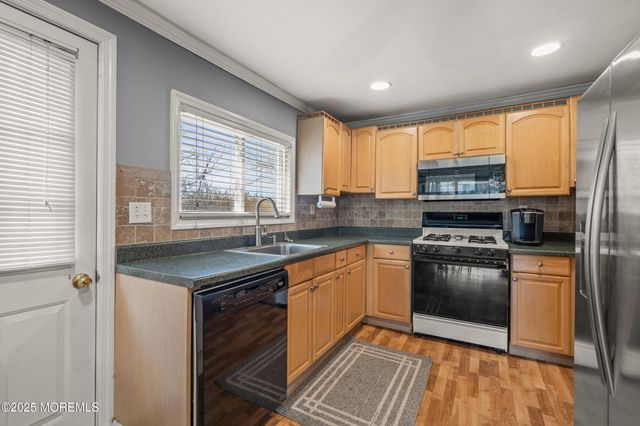 560 W Lincoln Avenue, Oakhurst, NJ 07755