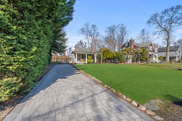 560 W Lincoln Avenue, Oakhurst, NJ 07755