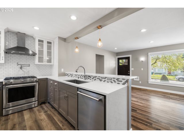 9045 Se ALDER St, Portland, OR 97216