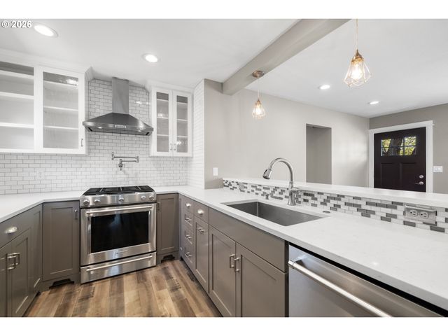 9045 Se ALDER St, Portland, OR 97216