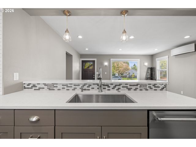 9045 Se ALDER St, Portland, OR 97216