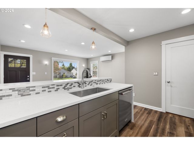 9045 Se ALDER St, Portland, OR 97216