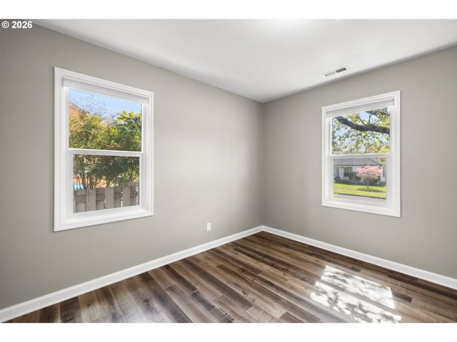 9045 Se ALDER St, Portland, OR 97216