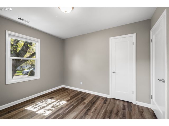 9045 Se ALDER St, Portland, OR 97216