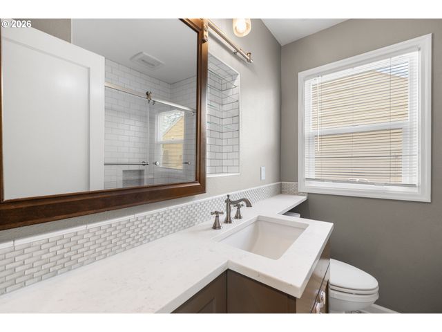 9045 Se ALDER St, Portland, OR 97216