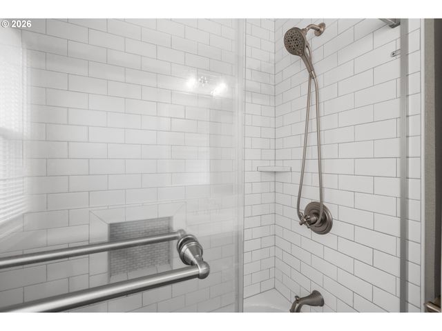 9045 Se ALDER St, Portland, OR 97216