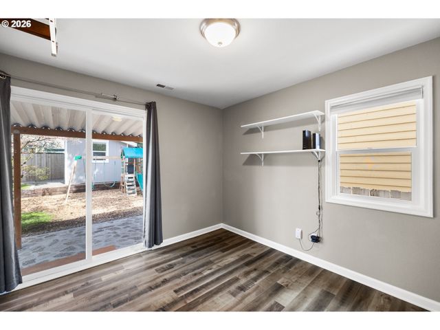 9045 Se ALDER St, Portland, OR 97216