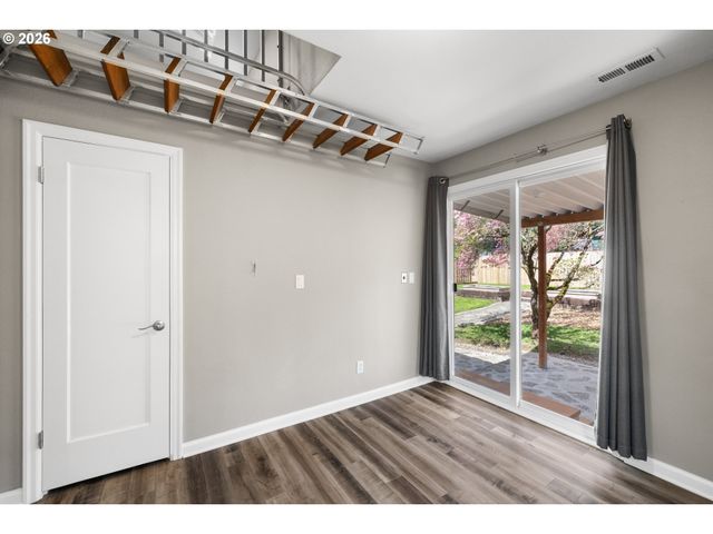 9045 Se ALDER St, Portland, OR 97216