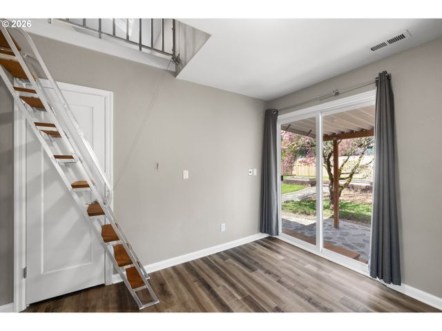 9045 Se ALDER St, Portland, OR 97216