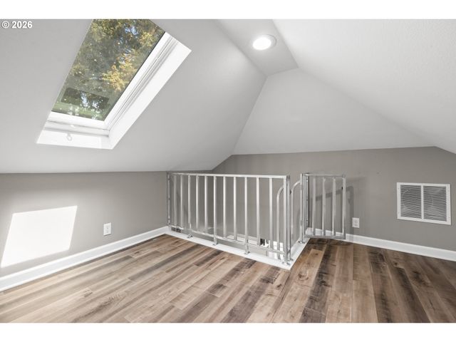 9045 Se ALDER St, Portland, OR 97216