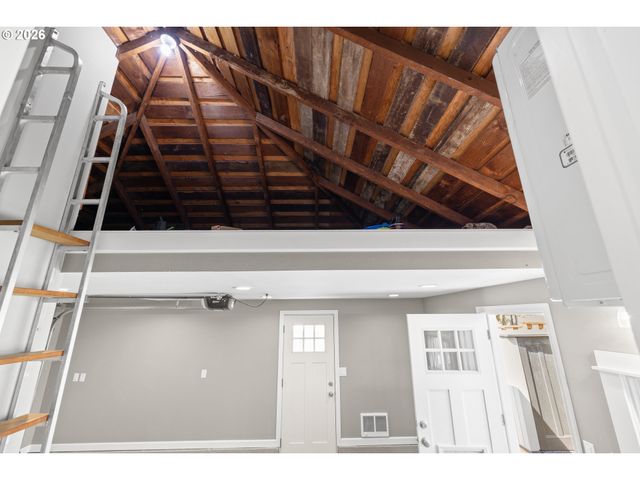 9045 Se ALDER St, Portland, OR 97216