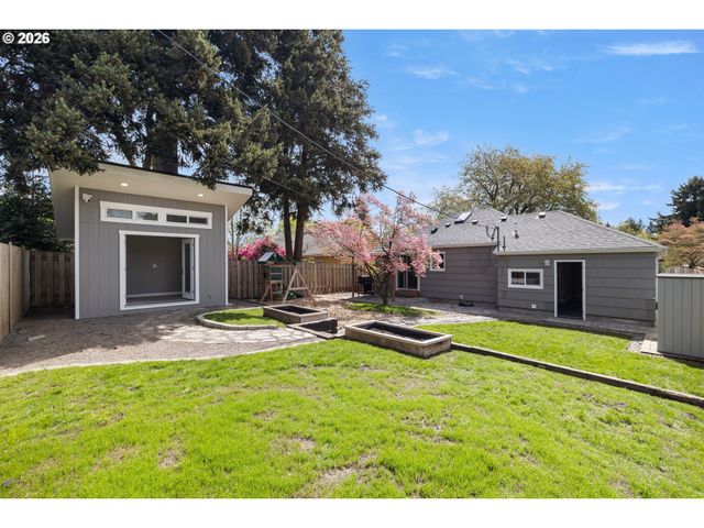 9045 Se ALDER St, Portland, OR 97216