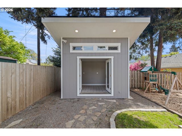 9045 Se ALDER St, Portland, OR 97216