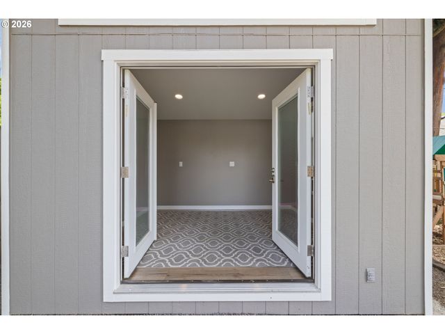 9045 Se ALDER St, Portland, OR 97216