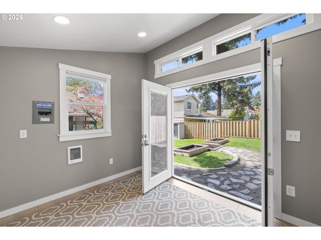 9045 Se ALDER St, Portland, OR 97216