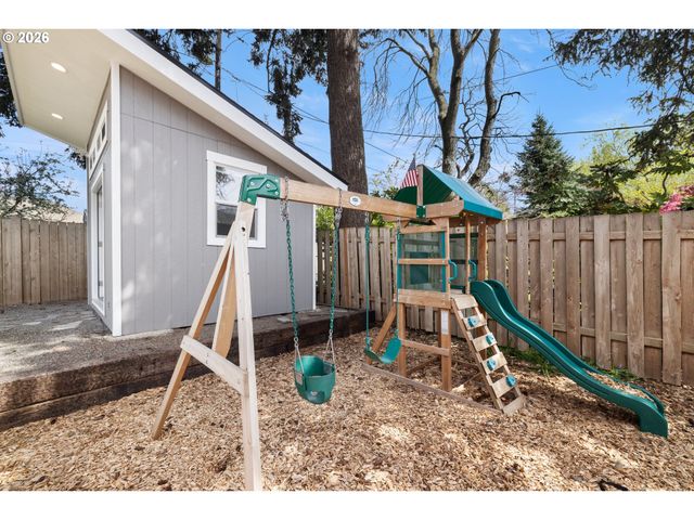 9045 Se ALDER St, Portland, OR 97216