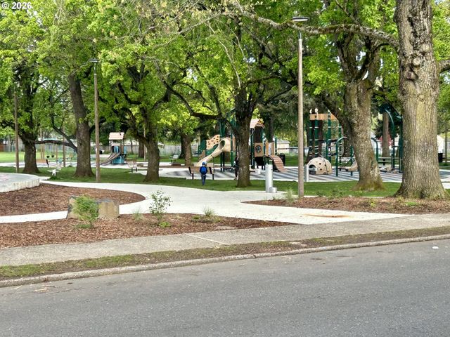 9045 Se ALDER St, Portland, OR 97216