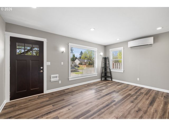 9045 Se ALDER St, Portland, OR 97216