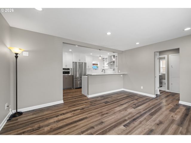 9045 Se ALDER St, Portland, OR 97216