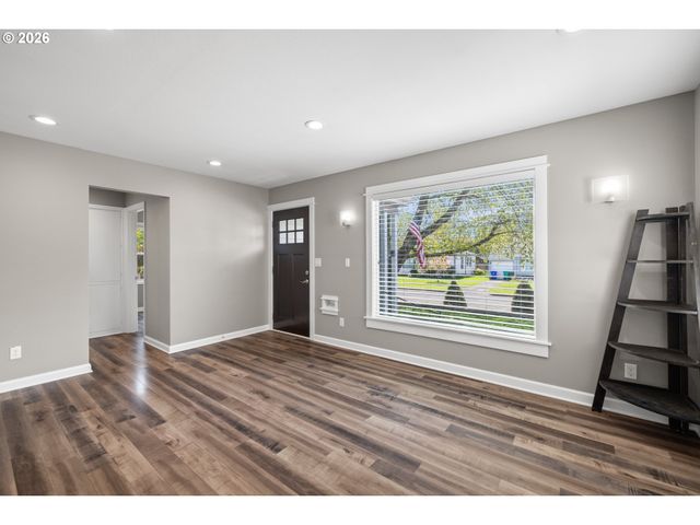 9045 Se ALDER St, Portland, OR 97216