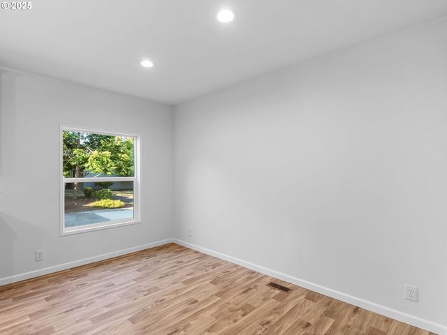 12904 Se RAMONA St, Portland, OR 97236